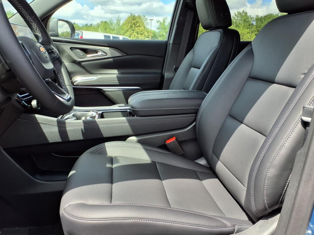 2025 Chevrolet Traverse photo 12
