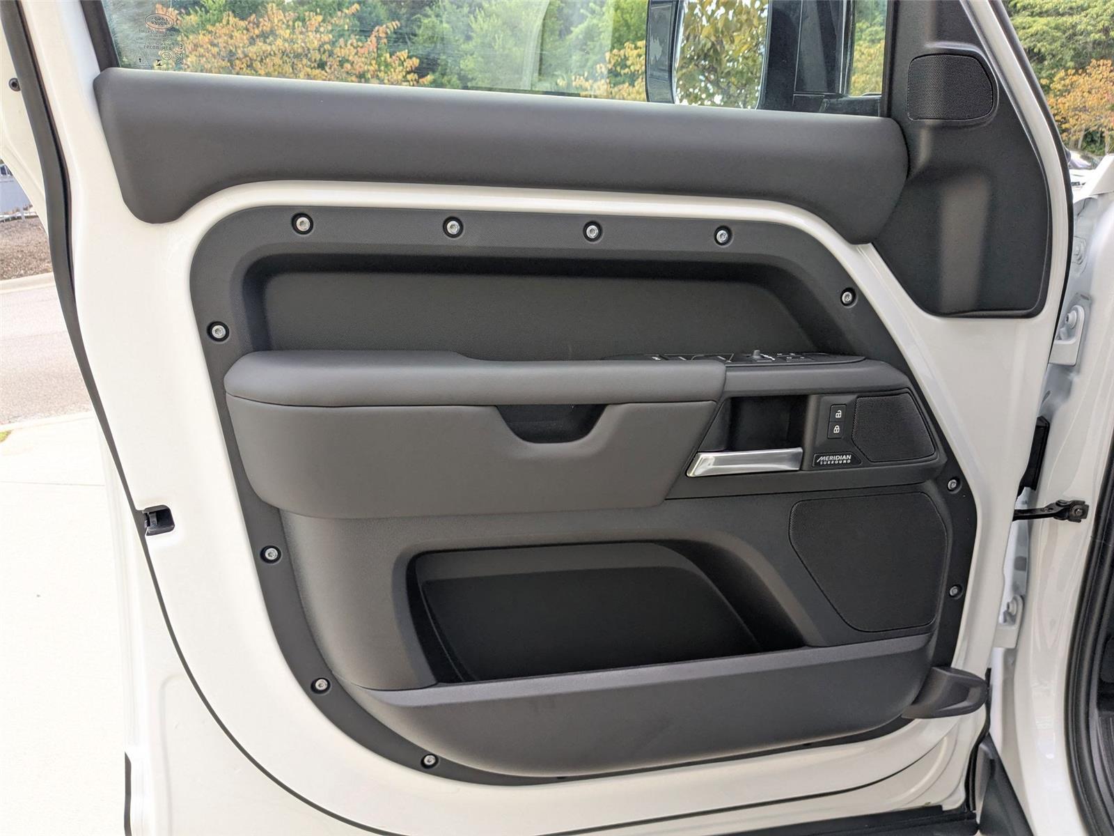 2025 Land Rover Defender 130 X-Dynamic SE photo 10