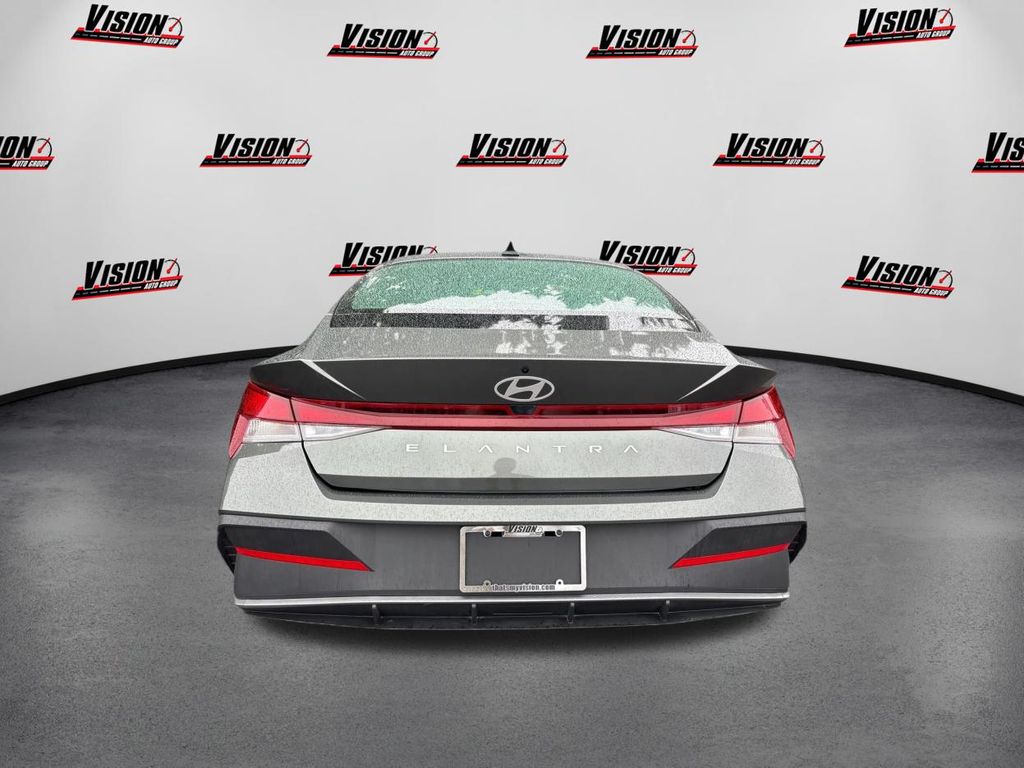 2025 Hyundai Elantra SE photo 4