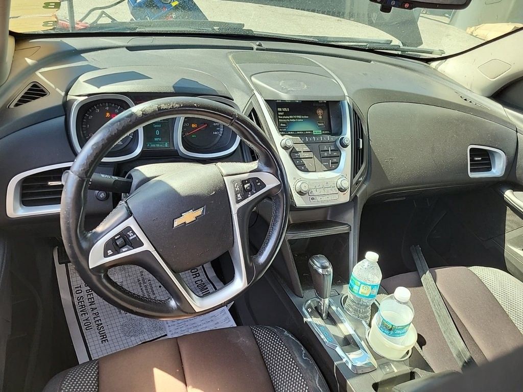 2016 Chevrolet Equinox LT photo 2