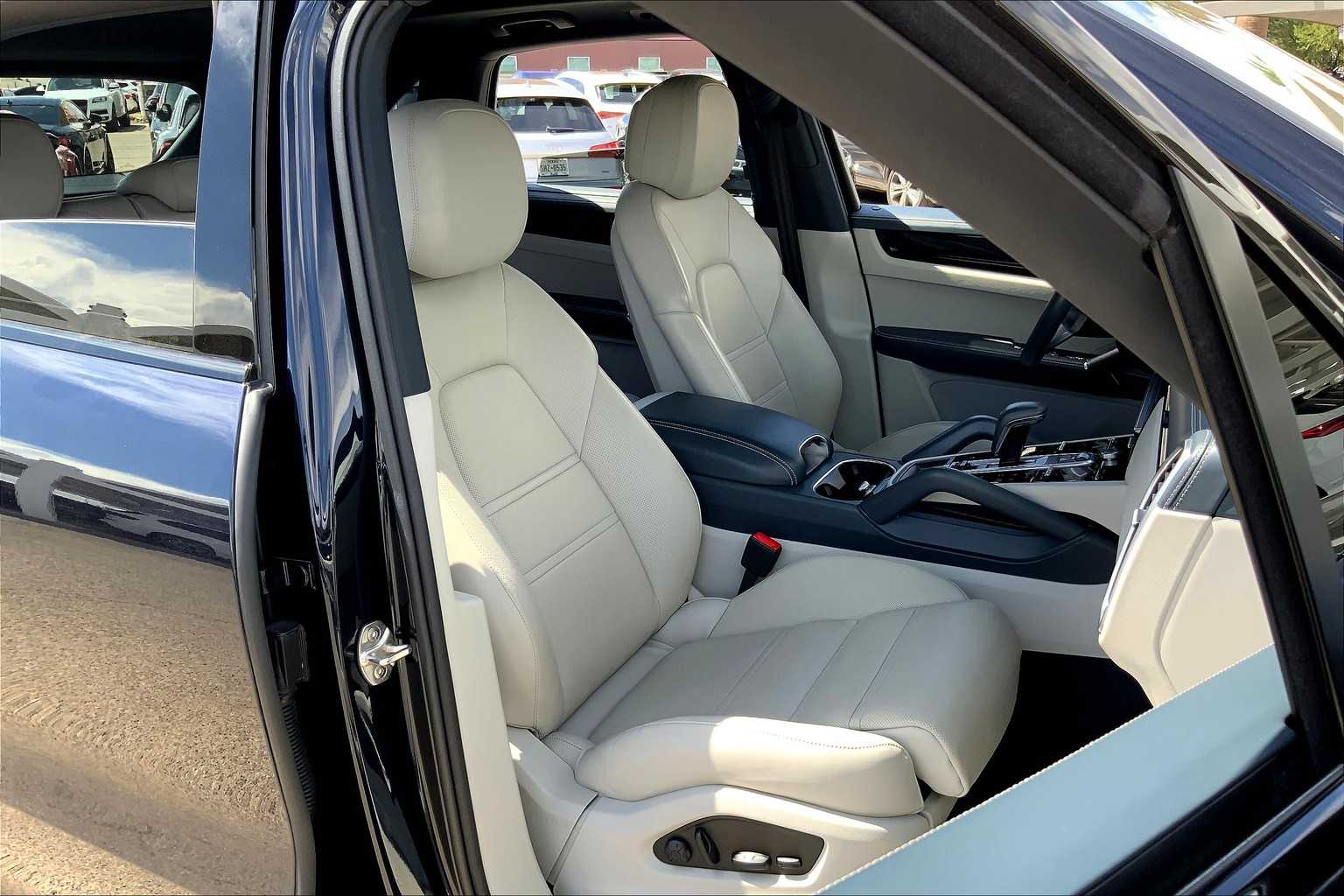 2022 Porsche Cayenne Base photo 8