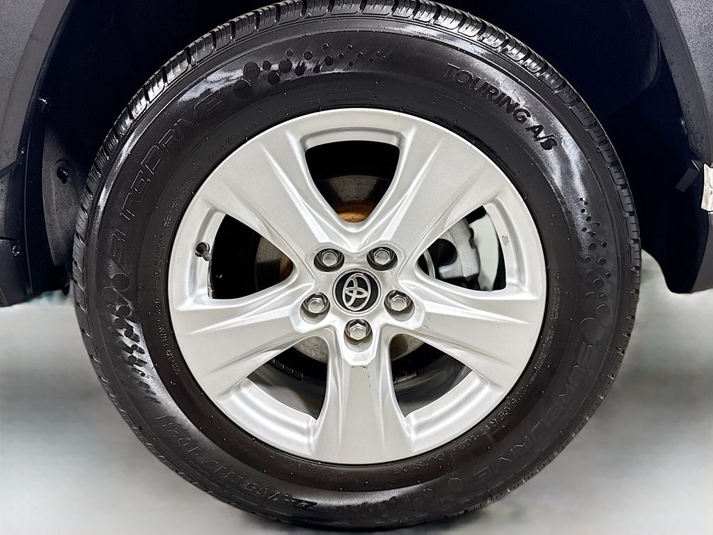2020 Toyota RAV4 Hybrid XLE photo 25