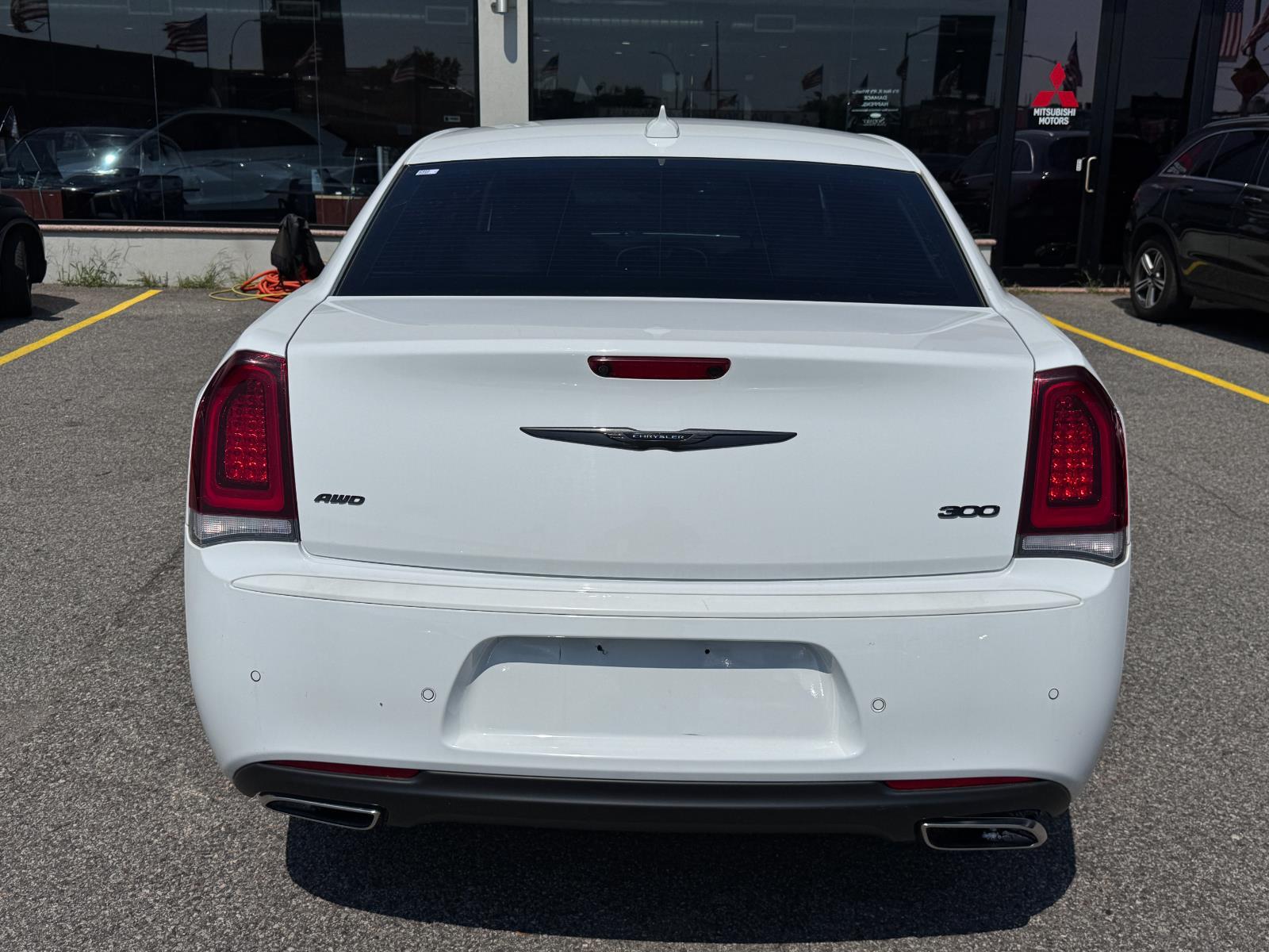 2022 Chrysler 300 Touring L photo 2