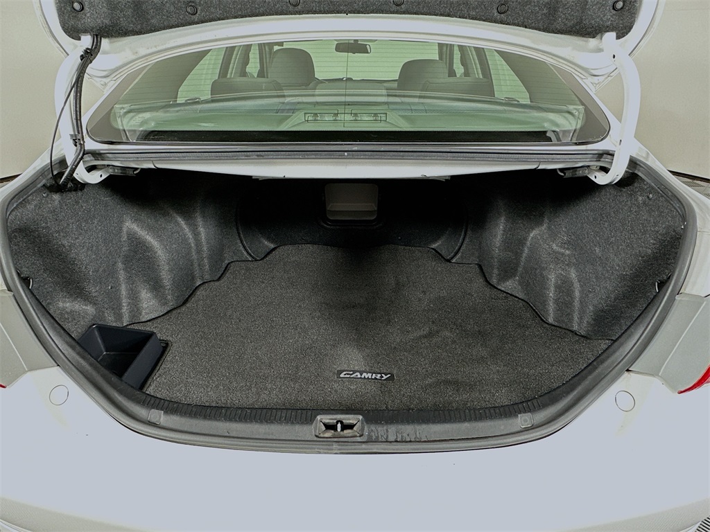 2009 Toyota Camry SE photo 4