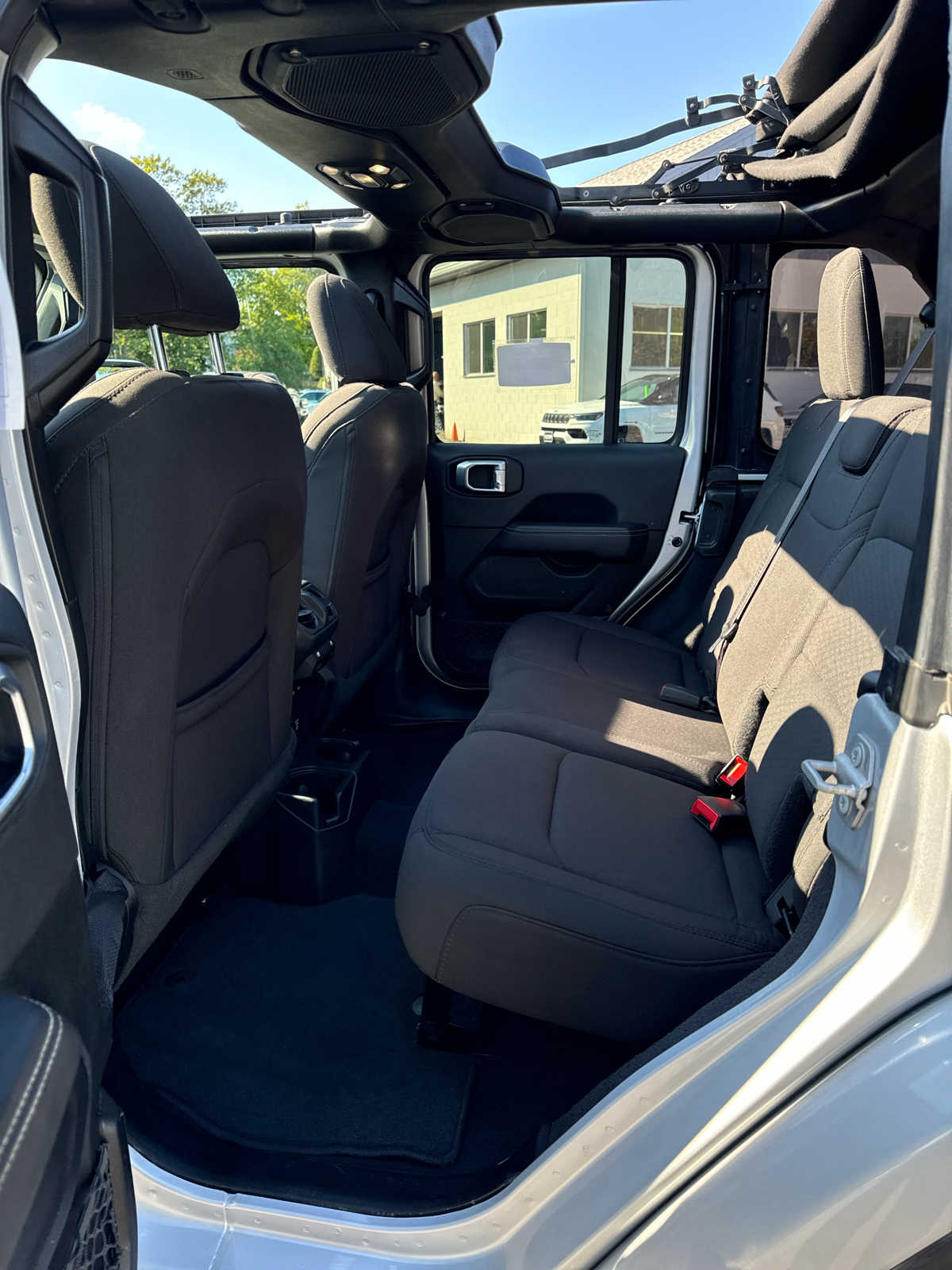2023 Jeep Wrangler Sahara photo 9