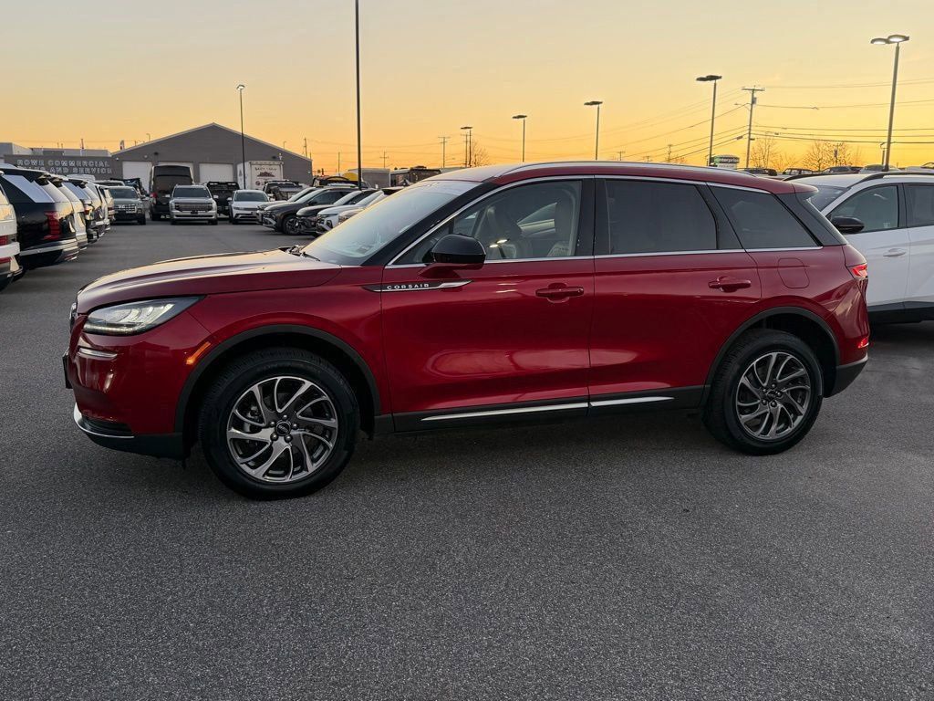 2022 Lincoln Corsair Standard photo 3