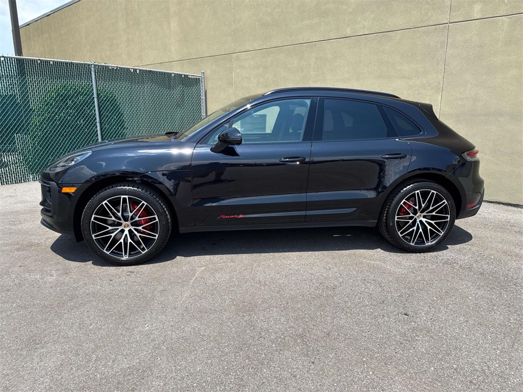2025 Porsche Macan S photo 2