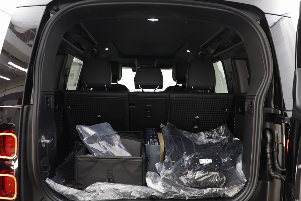 2025 Land Rover Defender 110 X-Dynamic SE photo 13