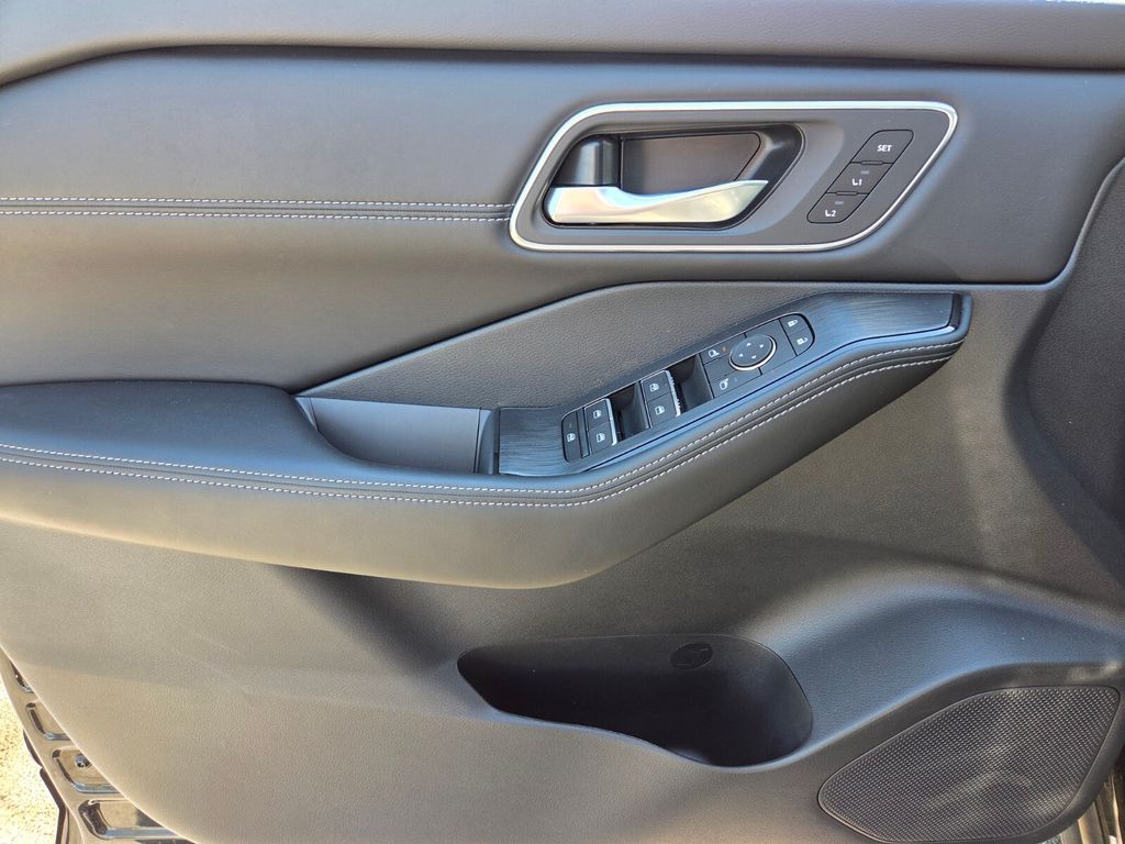 2025 Nissan Rogue Platinum photo 10