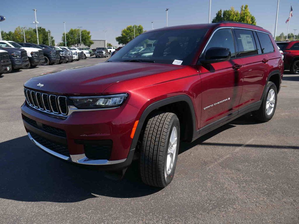 2025 Jeep Grand Cherokee Laredo photo 2
