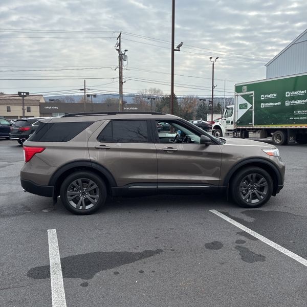 2021 Ford Explorer XLT photo 3