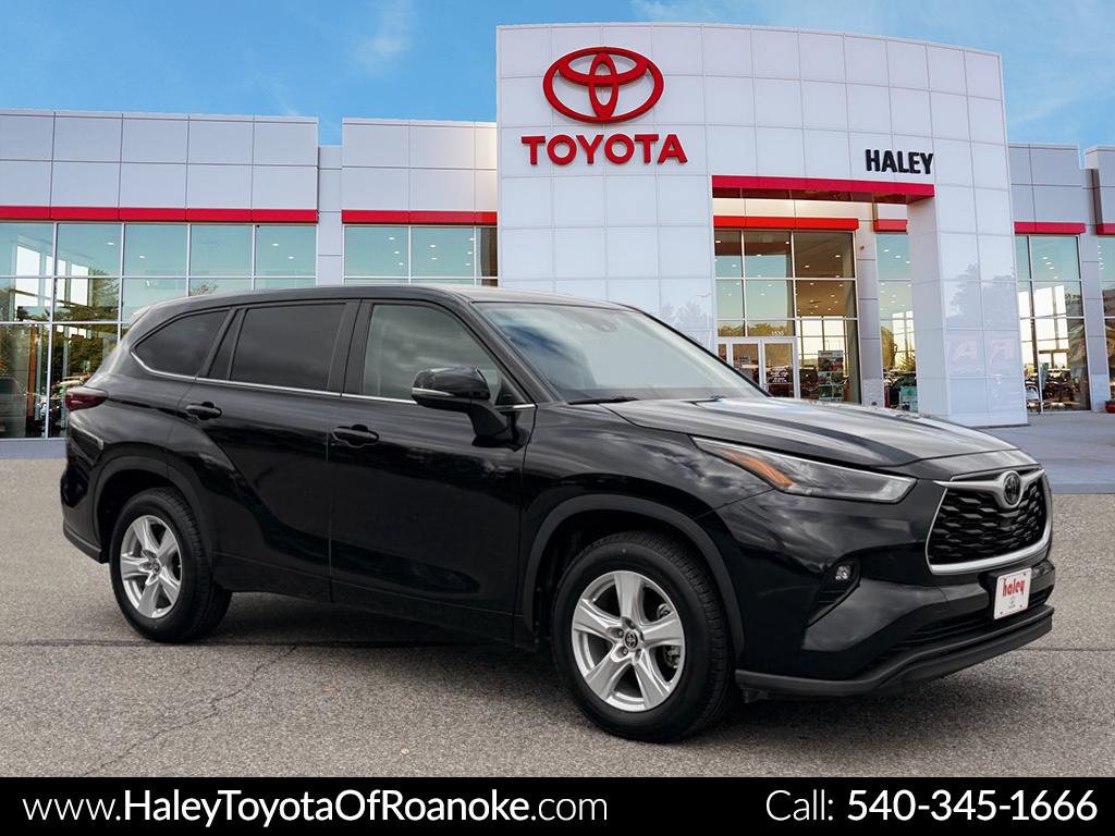2024 Toyota Highlander LE's photo
