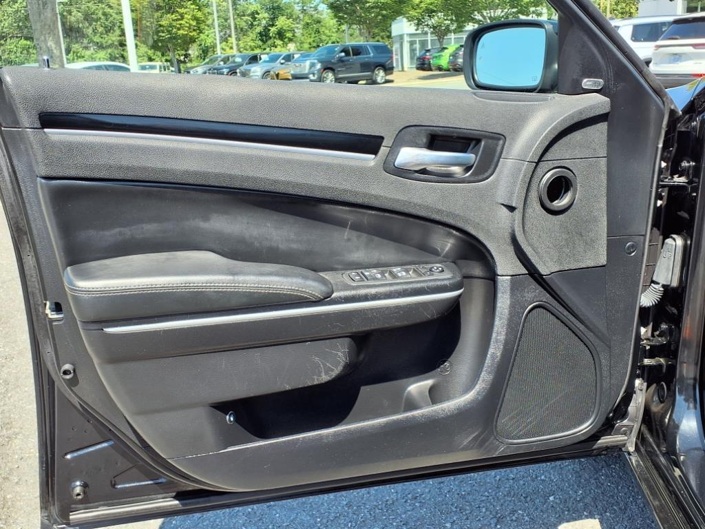 2020 Chrysler 300 photo 3