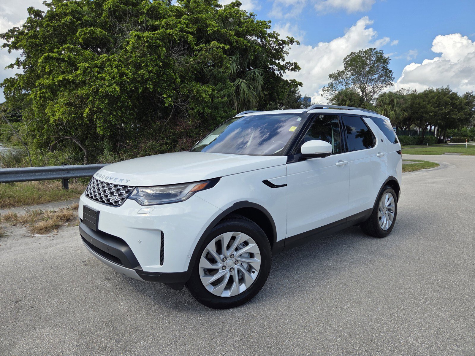 2022 Land Rover Discovery S's photo
