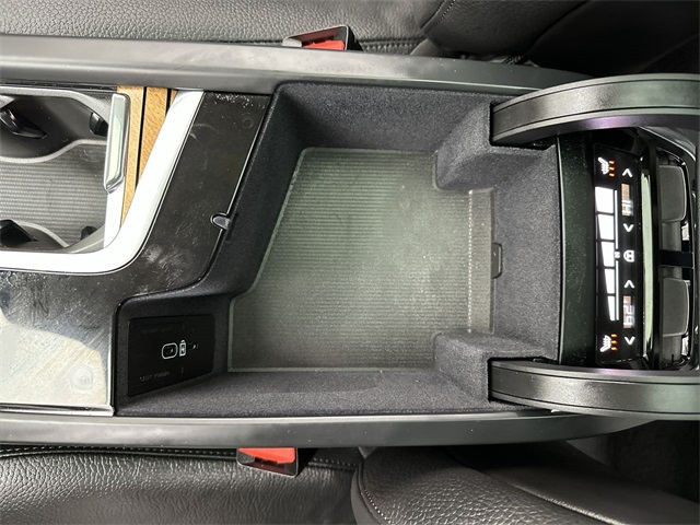 2025 Volvo XC90 T8 AWD Plus photo 12