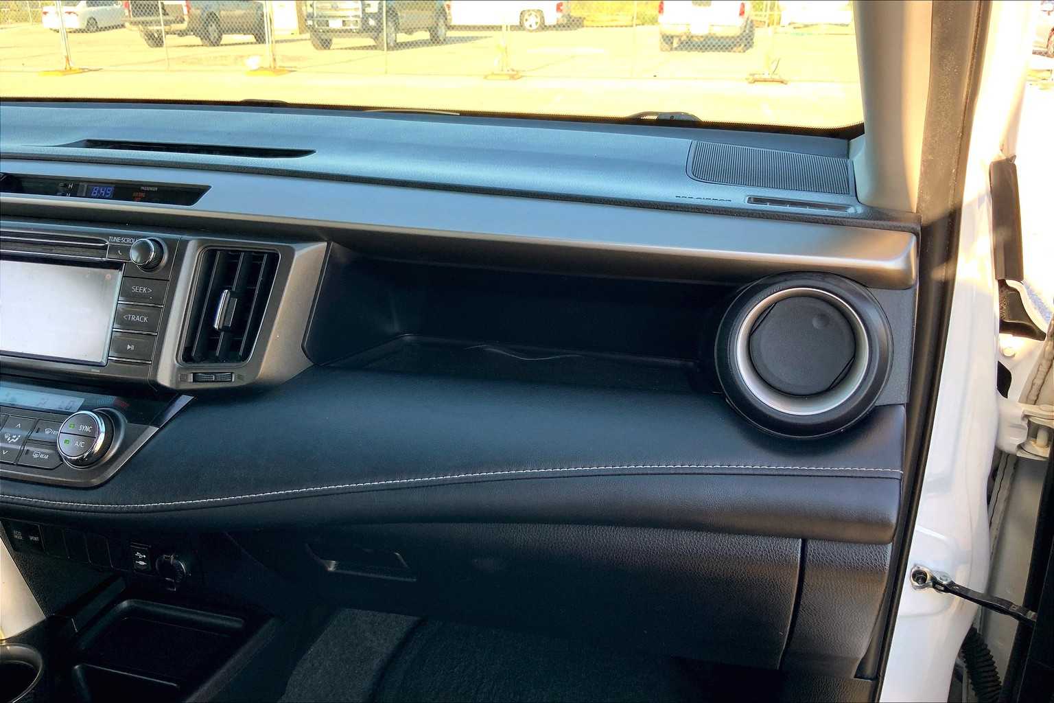 2015 Toyota RAV4 XLE photo 16