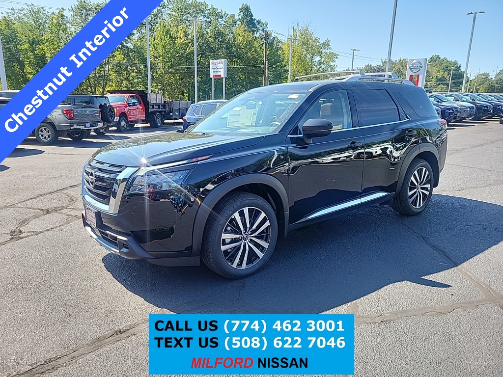 2025 Nissan Pathfinder Platinum's photo