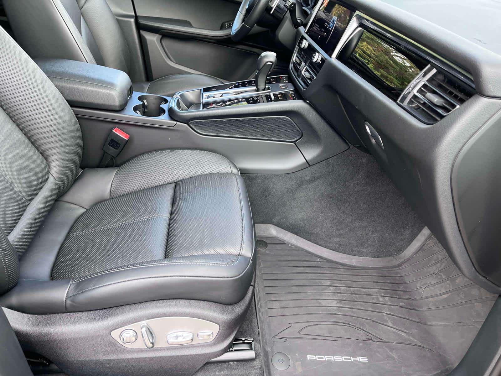 2024 Porsche Macan Base photo 17