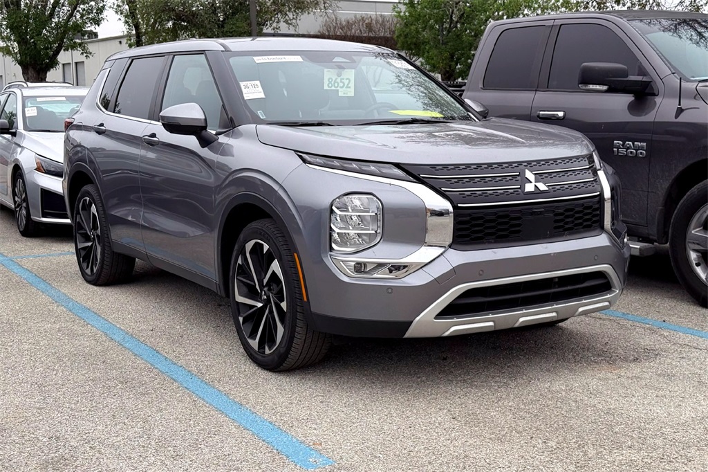 2024 Mitsubishi Outlander SE's photo