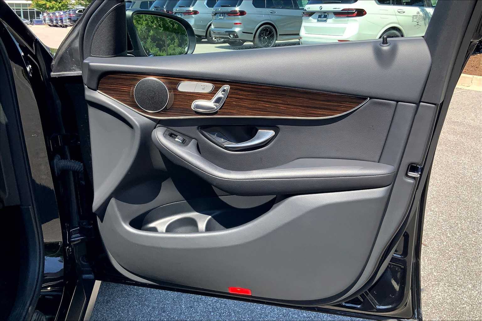 2021 Mercedes Benz GLC 300 photo 25