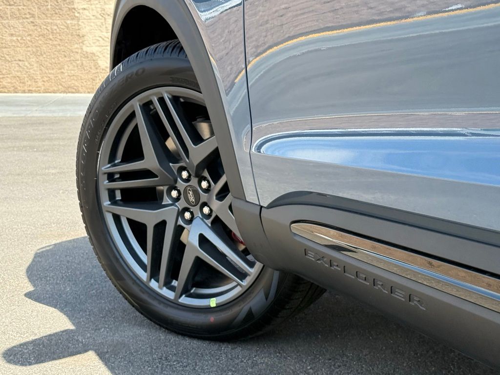 2025 Ford Explorer ST-Line photo 17