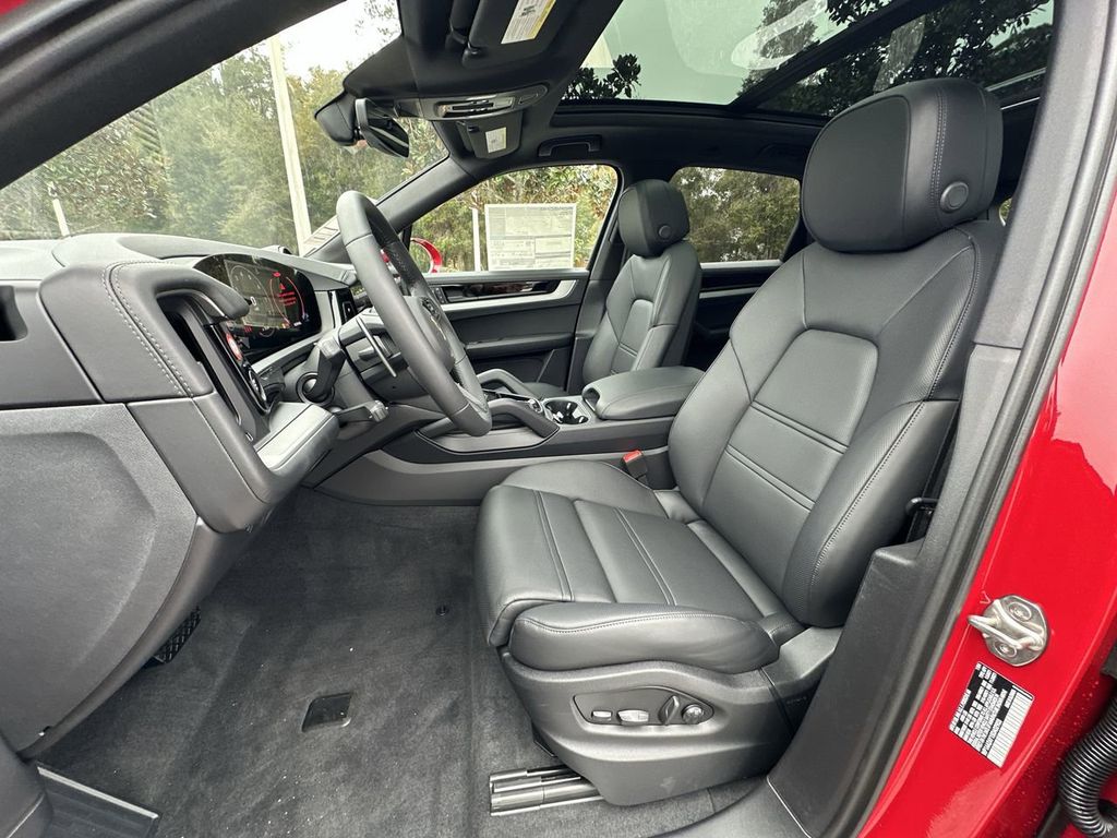 2025 Porsche Cayenne Base photo 15