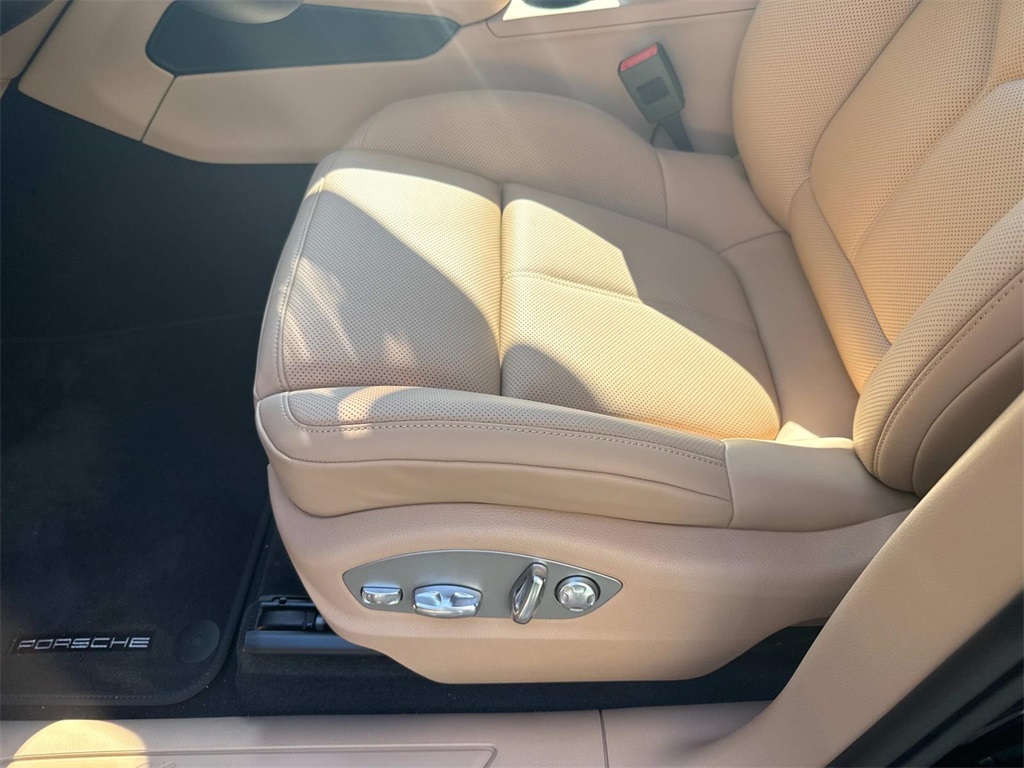 2026 Porsche Macan T photo 19