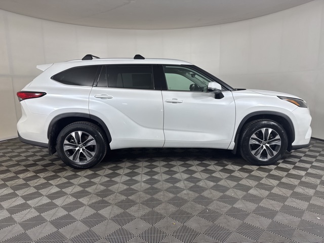 2022 Toyota Highlander XLE photo 2