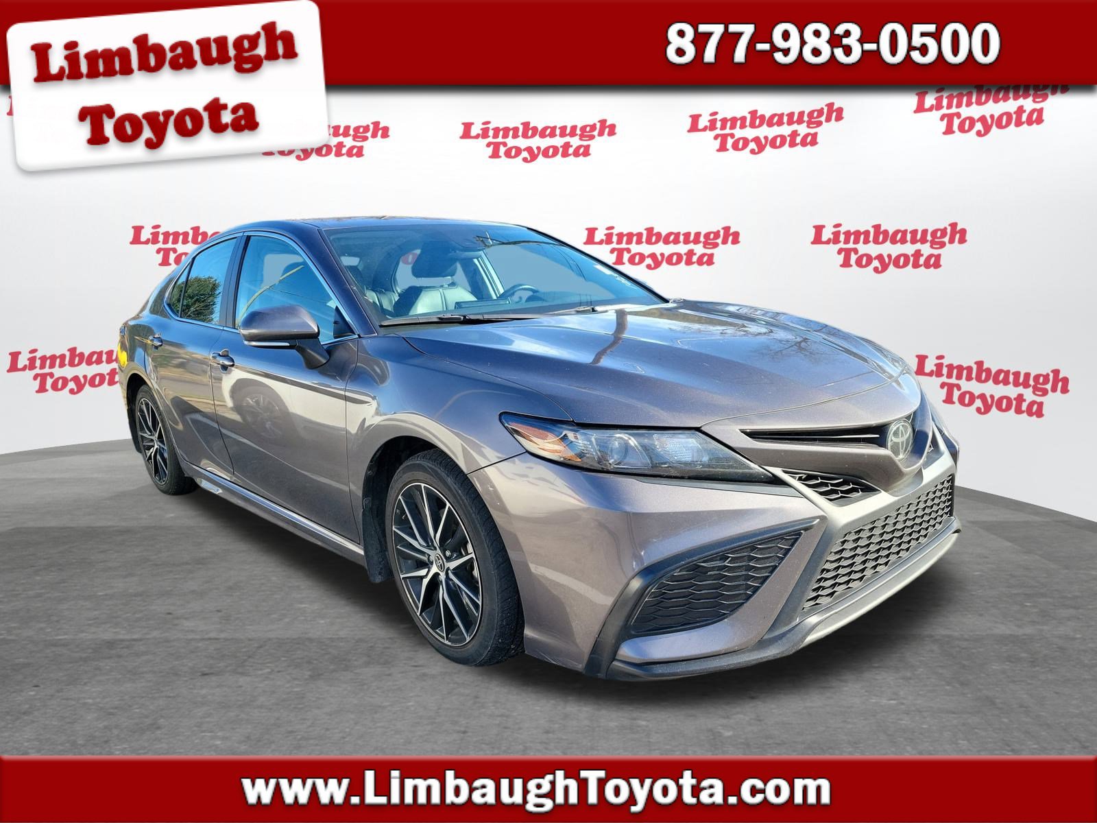 2024 Toyota Camry SE's photo