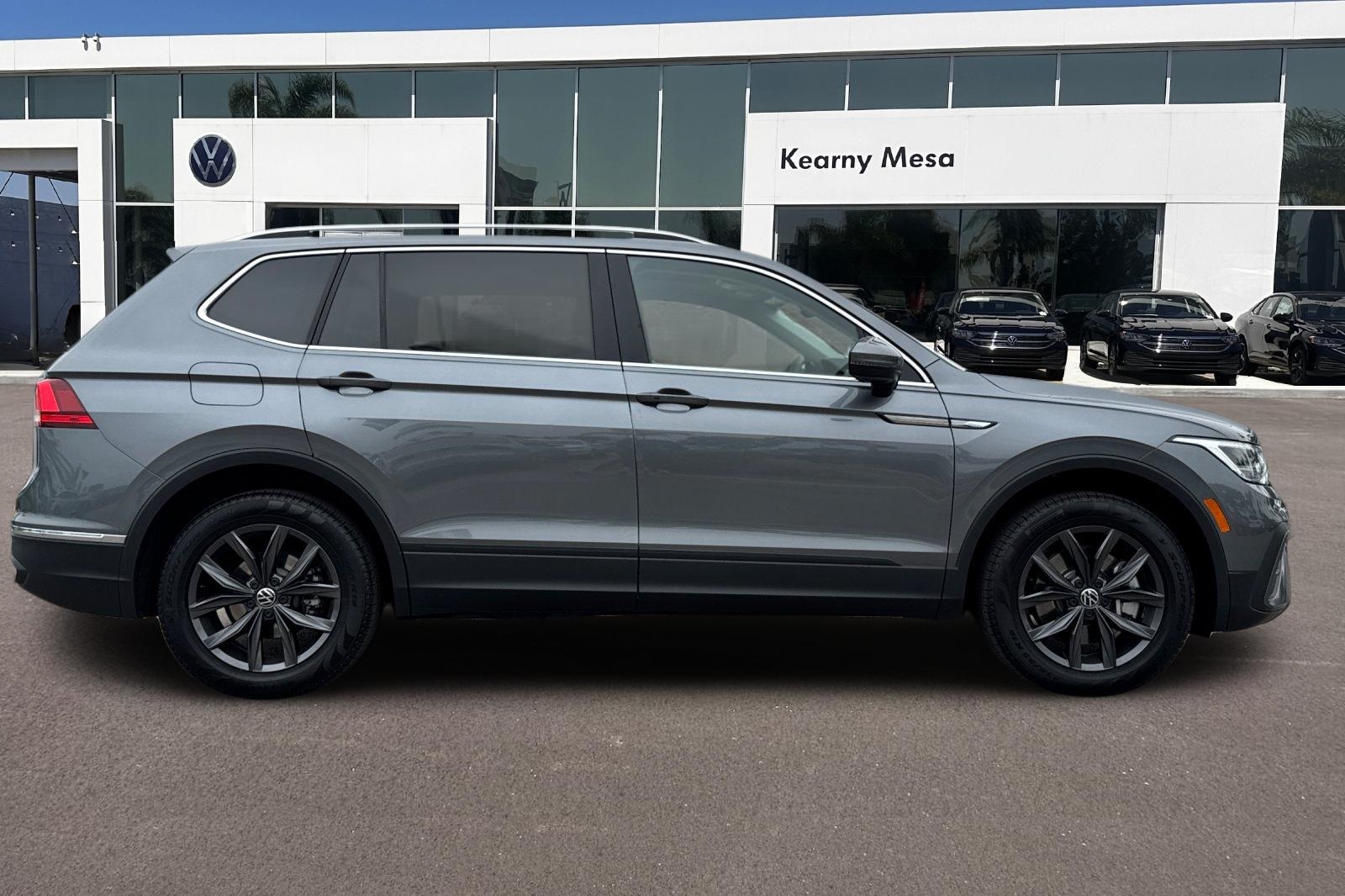 2023 Volkswagen Tiguan SE photo 3