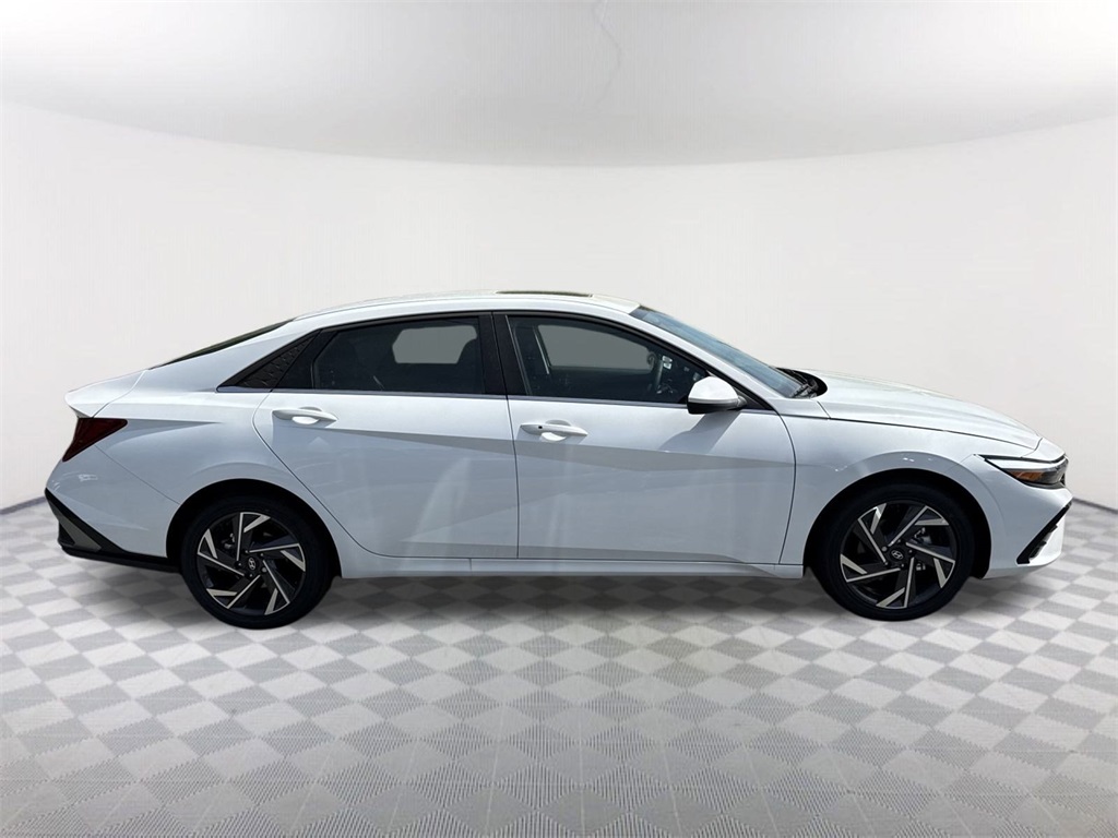2025 Hyundai Elantra SEL Convenience photo 4