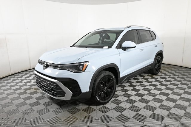 2025 Volkswagen Taos SE photo 2