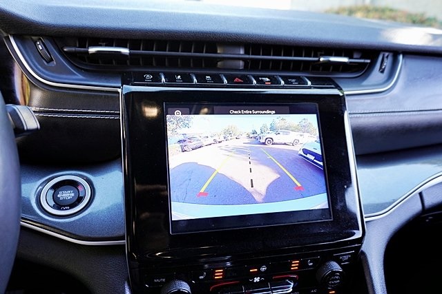 Used 2021 Silver Jeep Altitude image 29