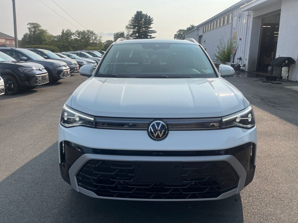 2025 Volkswagen Taos SEL photo 4