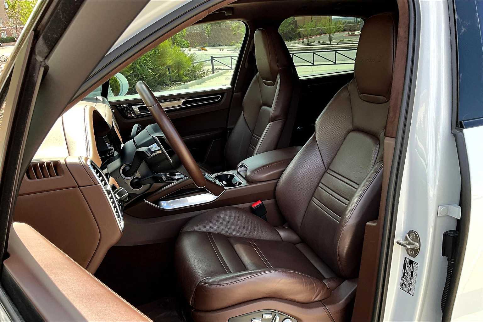 2020 Porsche Cayenne Turbo S E-Hybrid photo 2
