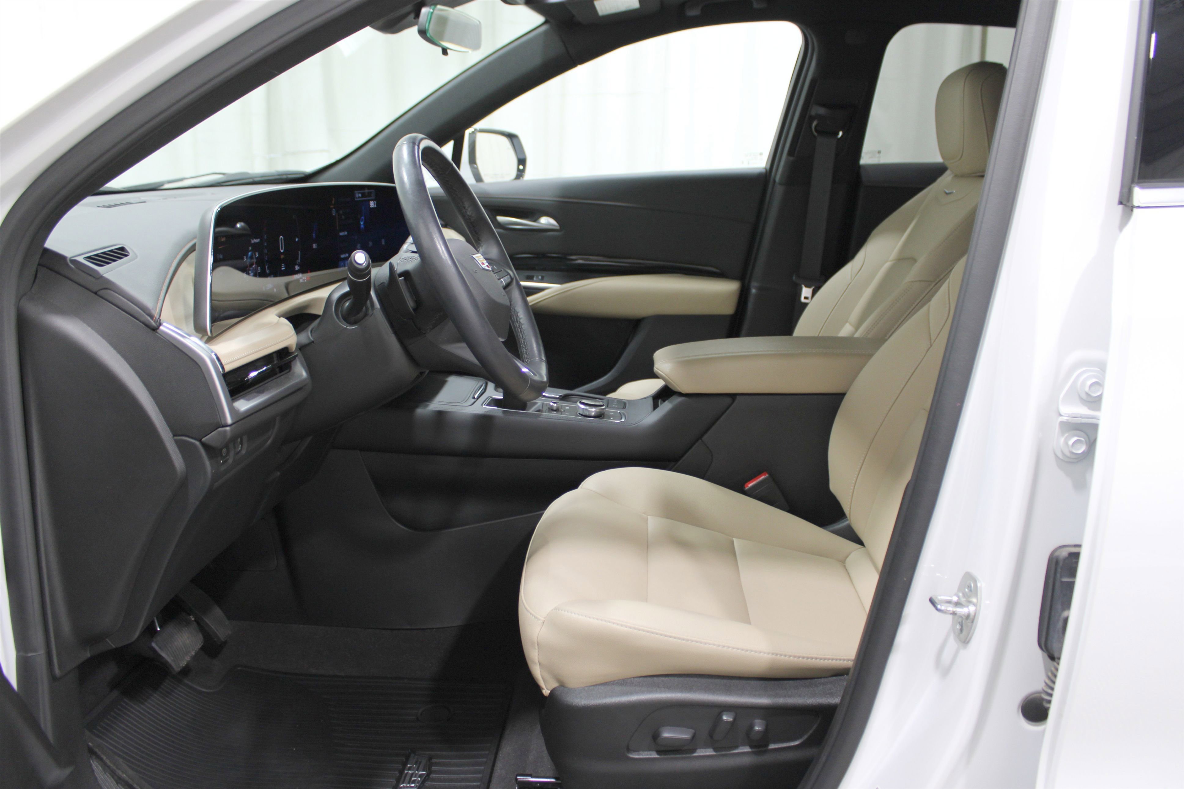 2024 Cadillac XT4 Luxury photo 3