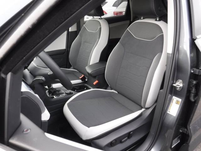 2025 Volkswagen Taos SE photo 13