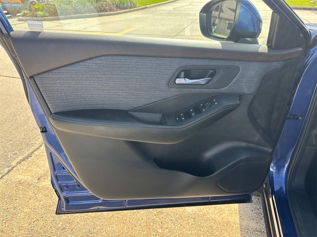 2023 Nissan Rogue SV photo 17
