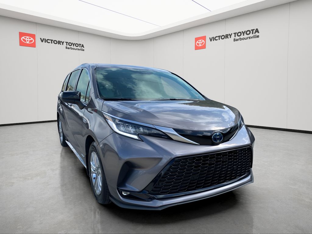 2021 Toyota Sienna XSE's photo