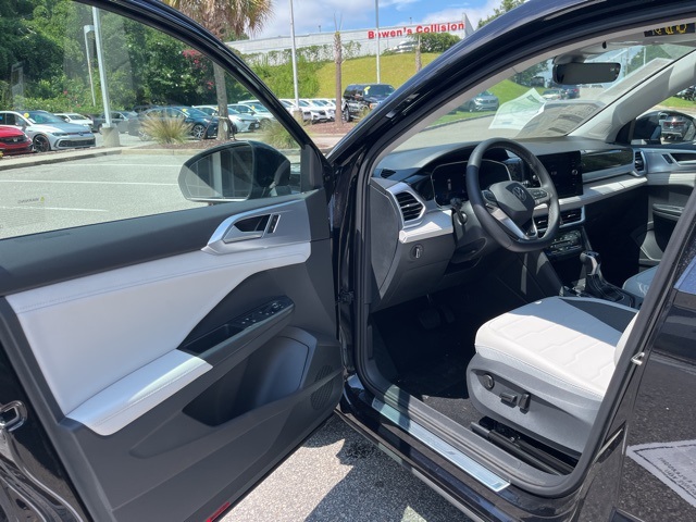 2025 Volkswagen Taos SE photo 3