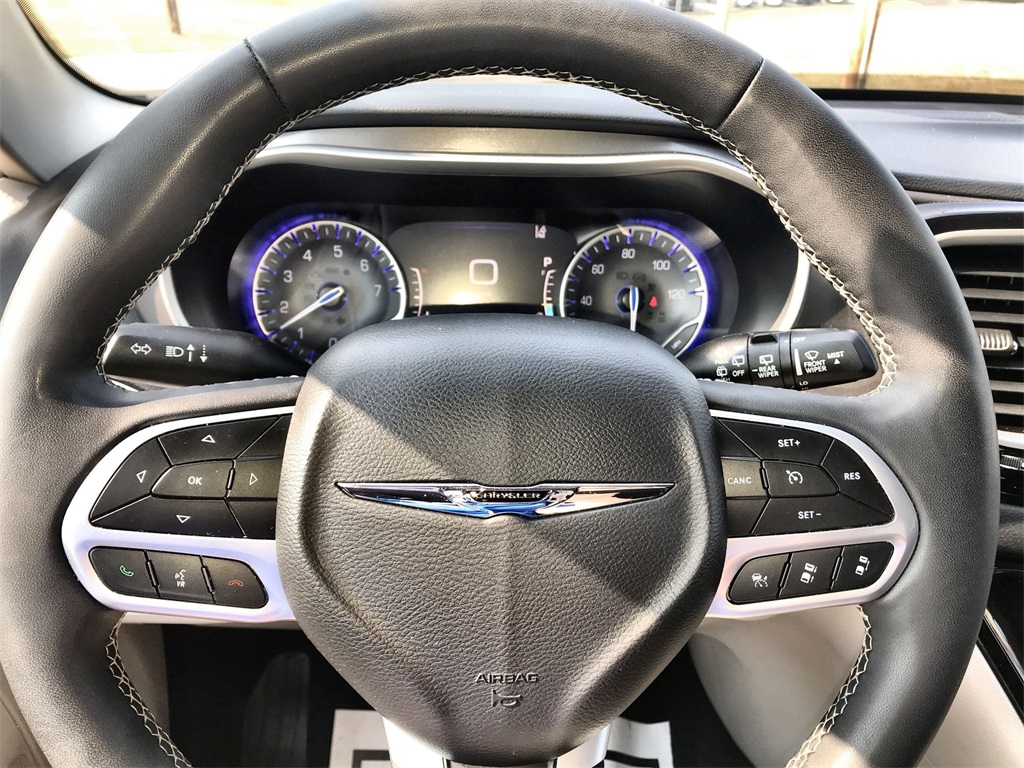 2023 Chrysler Pacifica Touring L photo 13