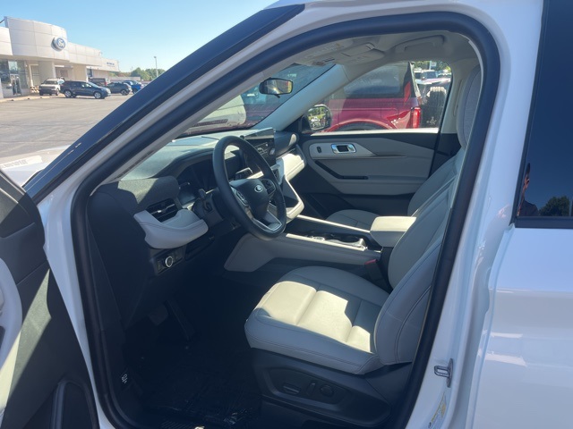 2025 Ford Explorer photo 8
