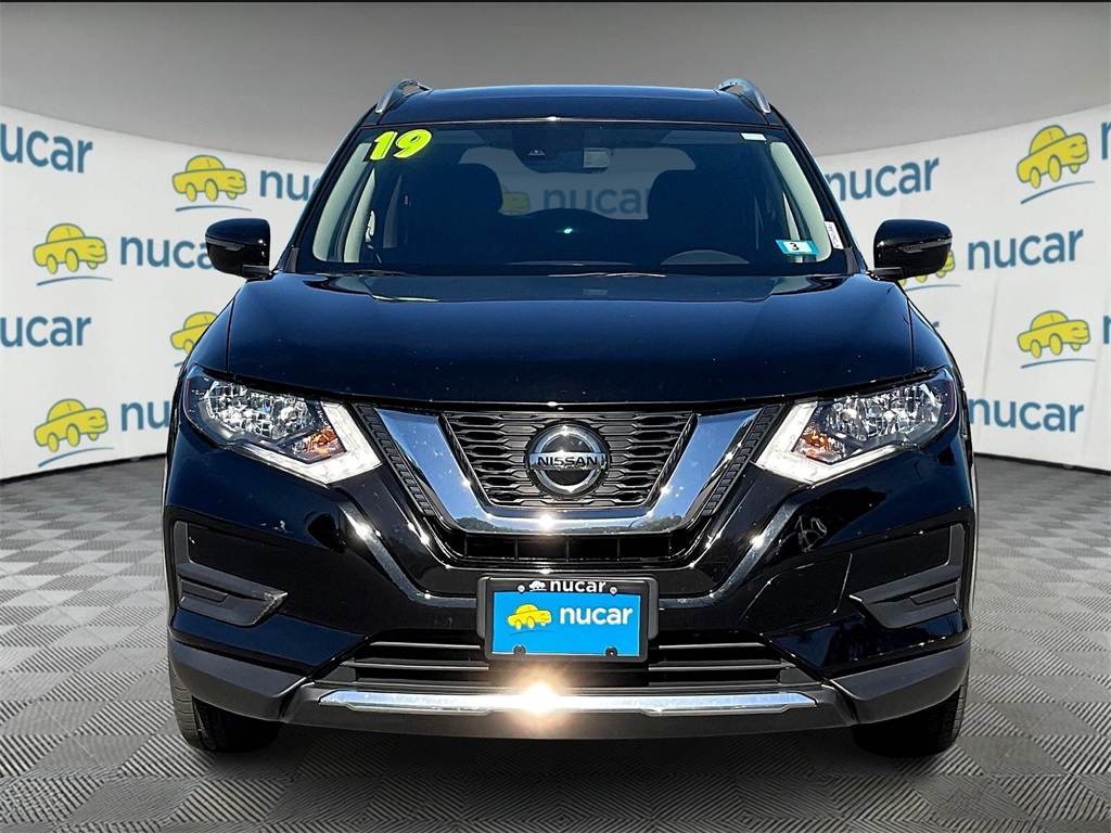 2019 Nissan Rogue SV photo 2