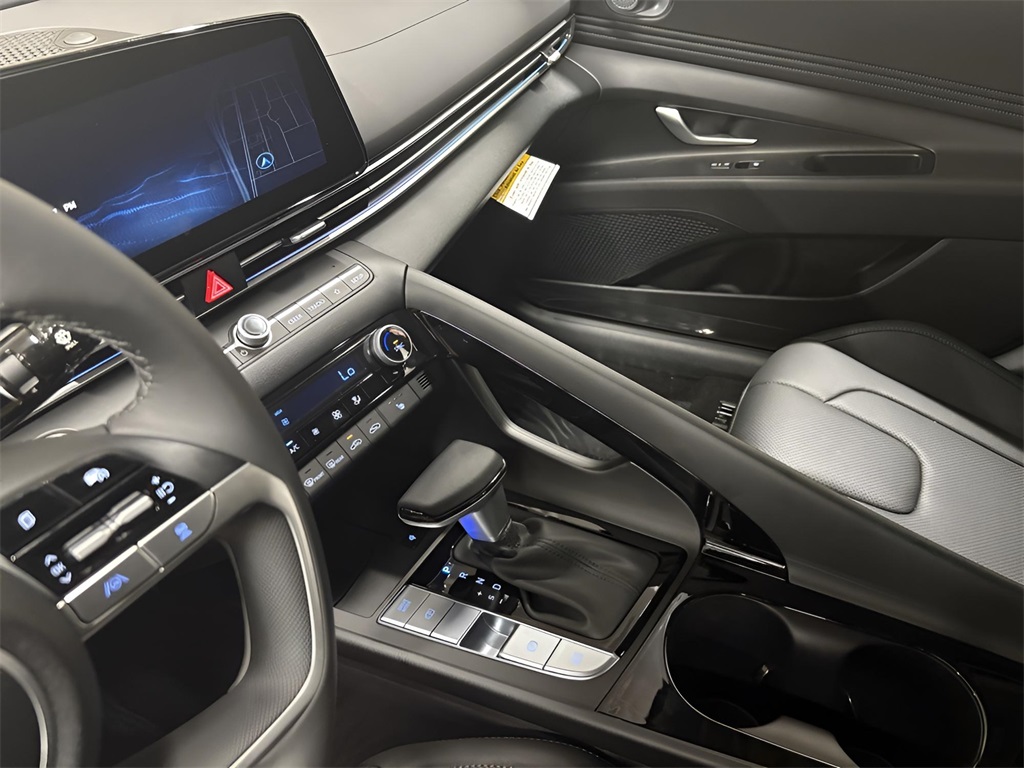 2025 Hyundai Elantra Limited photo 7