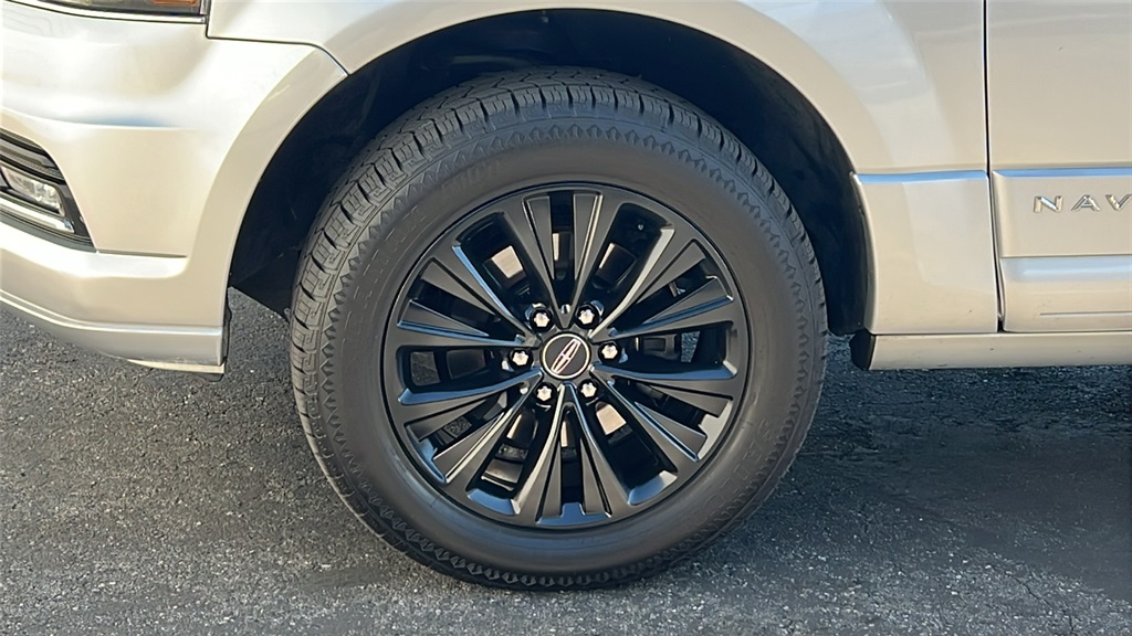 2016 Lincoln Navigator Select photo 2