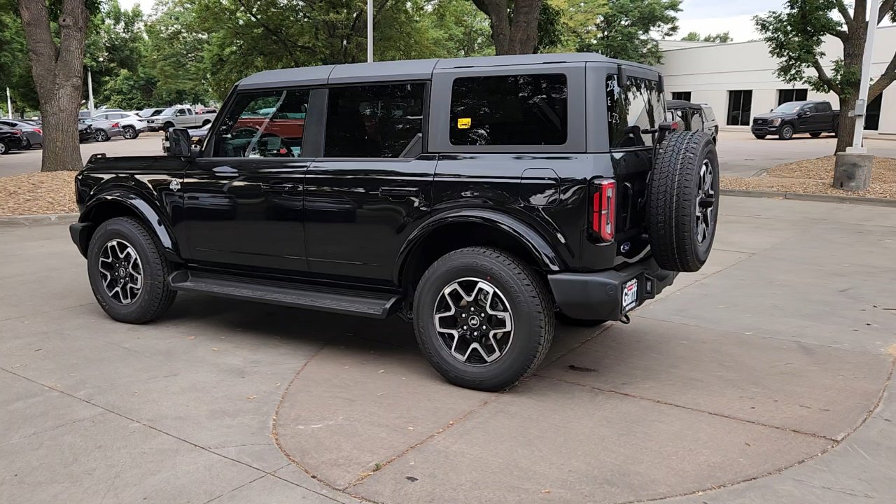 2025 Ford Bronco Outer Banks photo 3