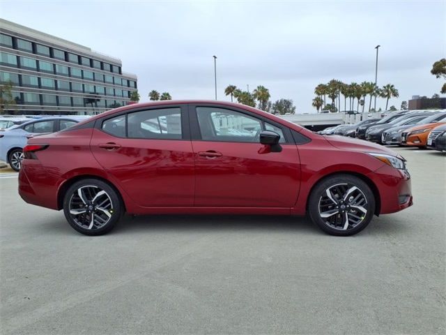 2025 Nissan Versa SR photo 4