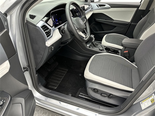 2025 Volkswagen Taos SE photo 2
