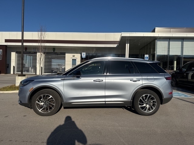 2022 Lincoln Corsair Standard photo 2