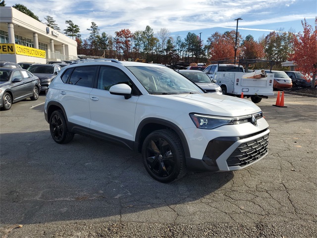 2025 Volkswagen Taos SE photo 3